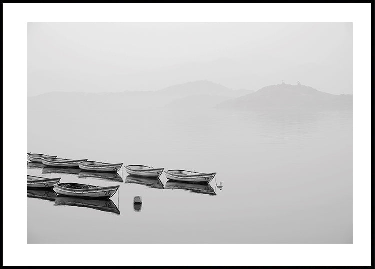 Boats In A Foggy Lake Plakat - Posterbox.dk