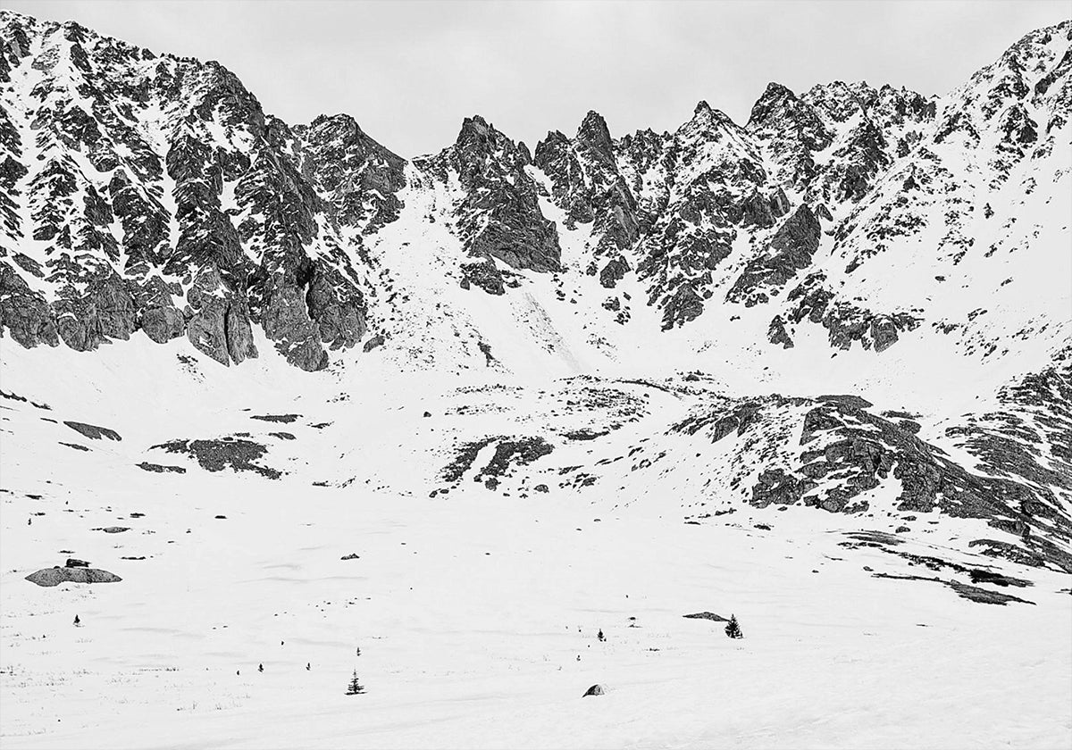 Poster mit verschneiten Berggipfeln
