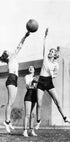 Women Playing Basketball Plakat - Posterbox.no