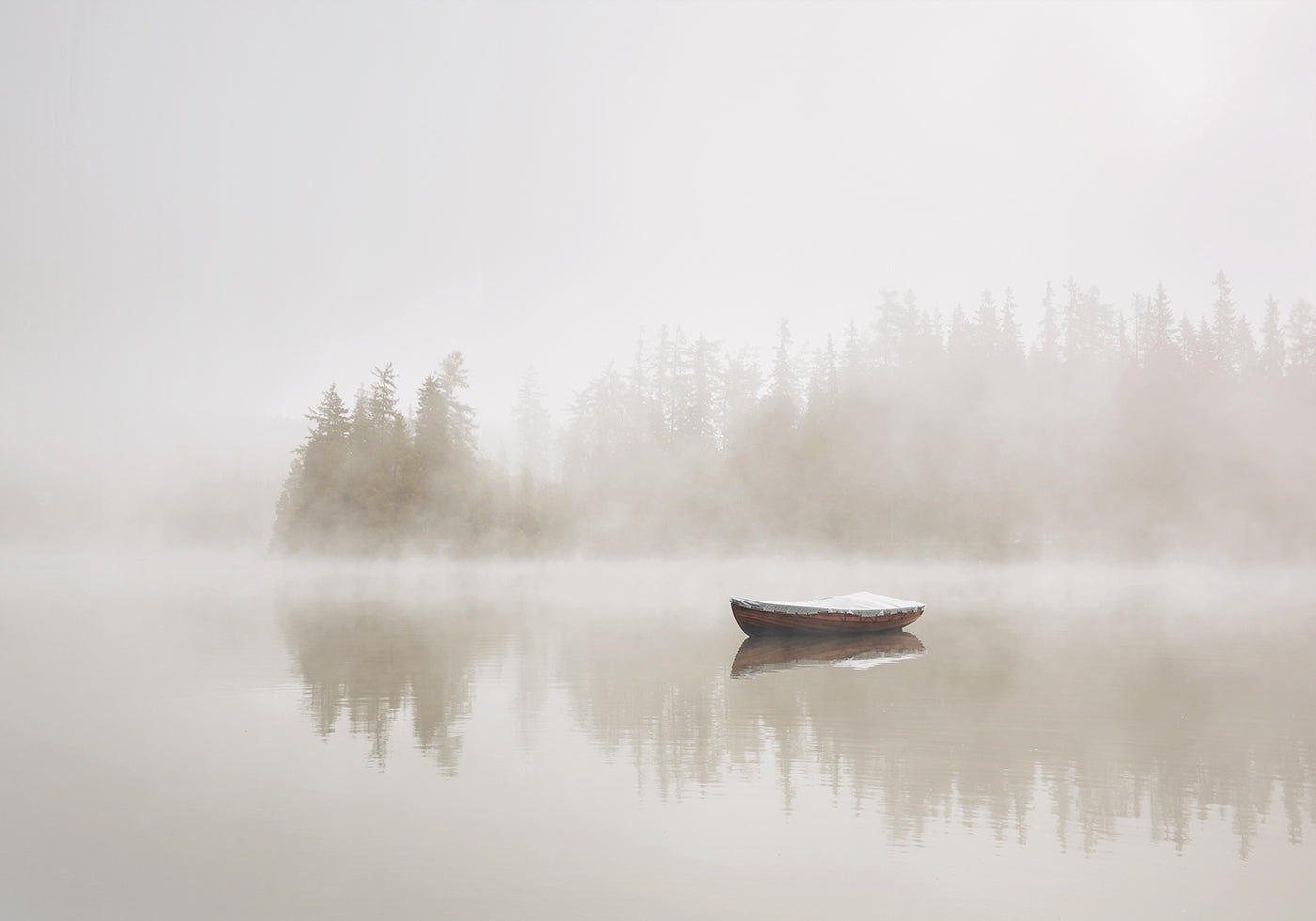 Solitary Boat on a Foggy Lake Plakat - Posterbox.dk