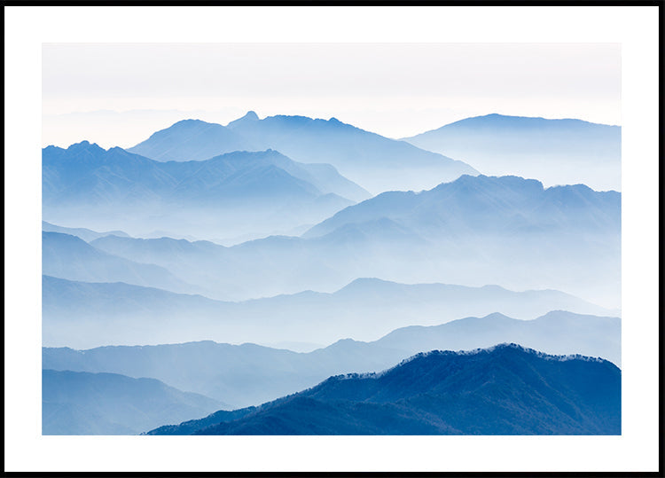 Poster „Nebelige Berge“.