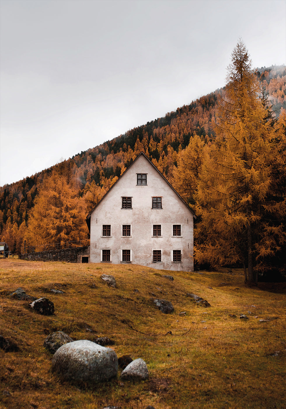 Poster Haus in der Nähe der Herbstberge 