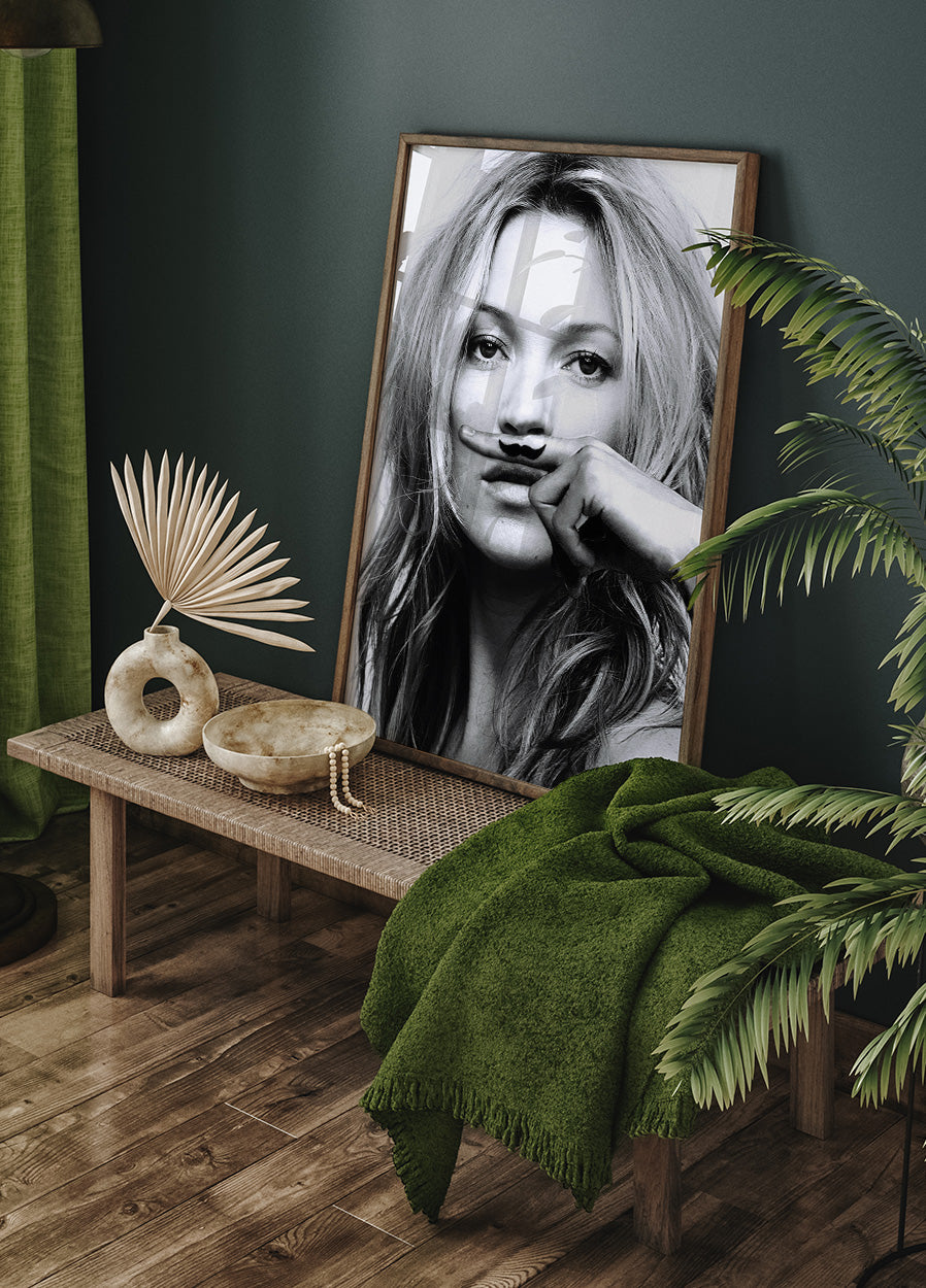 Poster „Schnurrbart imitiert“ von Kate Moss