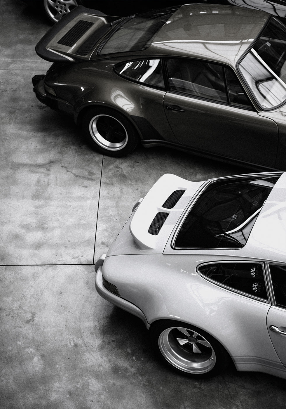 Klassischer Porsche in Schwarz und Weiß Poster