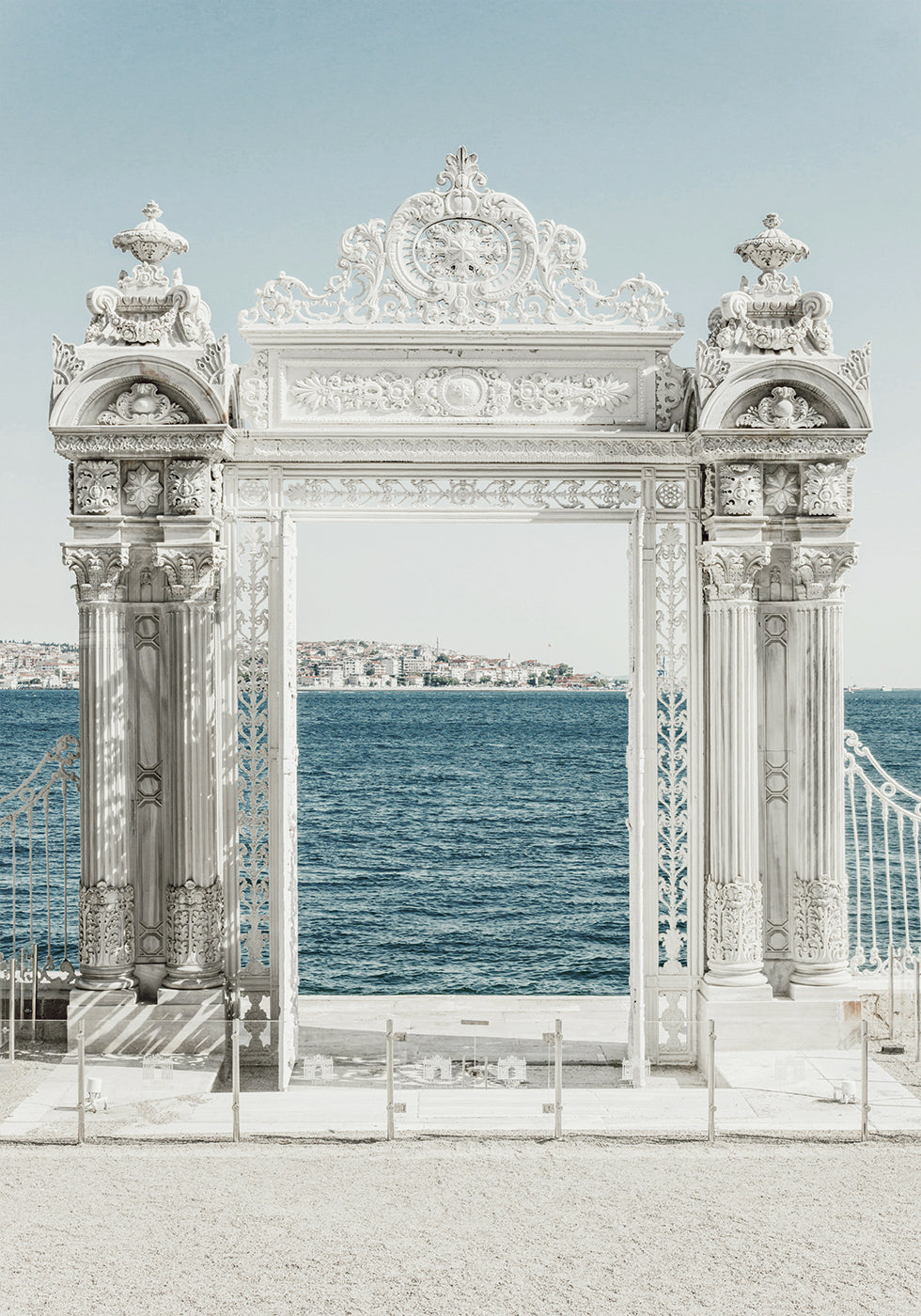 White Gate of Dolmabahce Palace, Turkey Plakat - Posterbox.dk