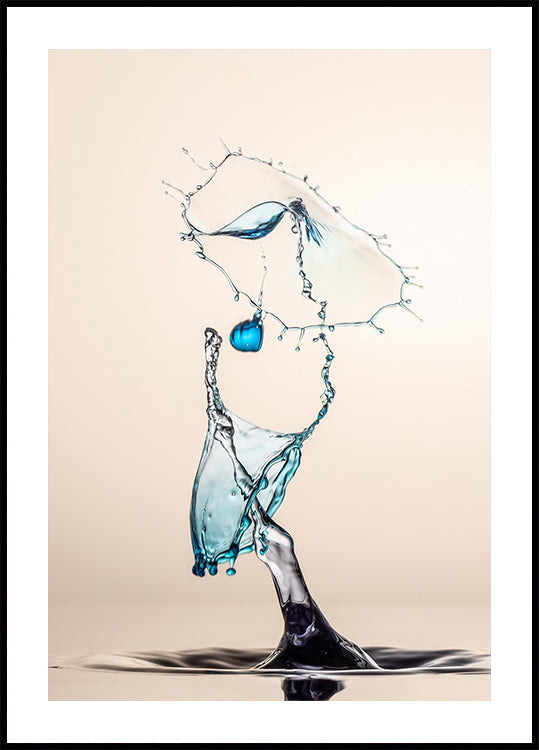 Eine Nahaufnahme eines spritzenden Wassertropfens, der eine dynamische und visuell beeindruckende Szene schafft.