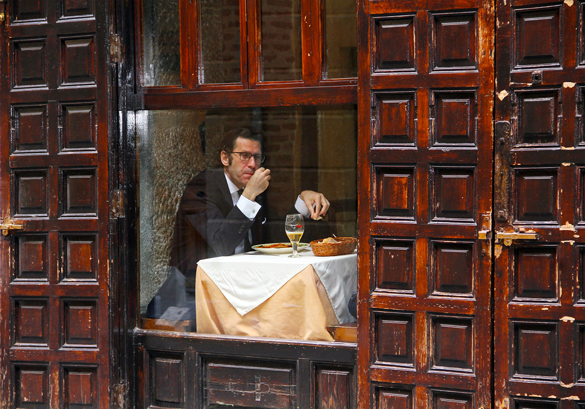 Lonely Man Dinner in Madrid's Latin Quarter Plakat - Posterbox
