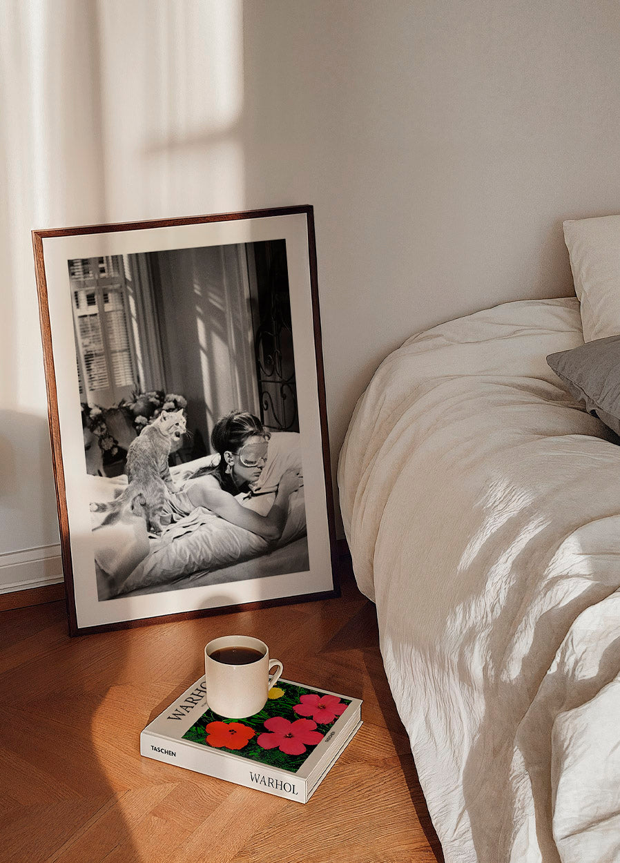Audrey Hepburn schläft mit Katze Poster 