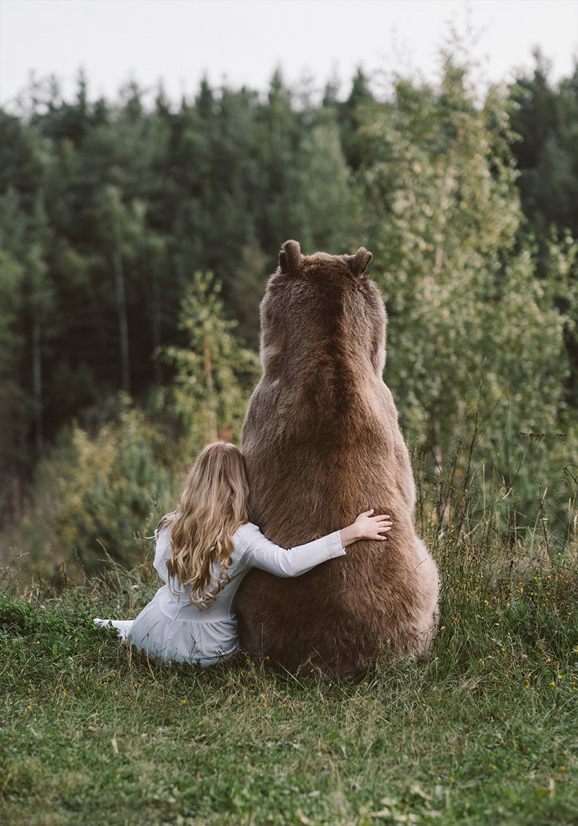 Women And Bear Plakat - Posterbox