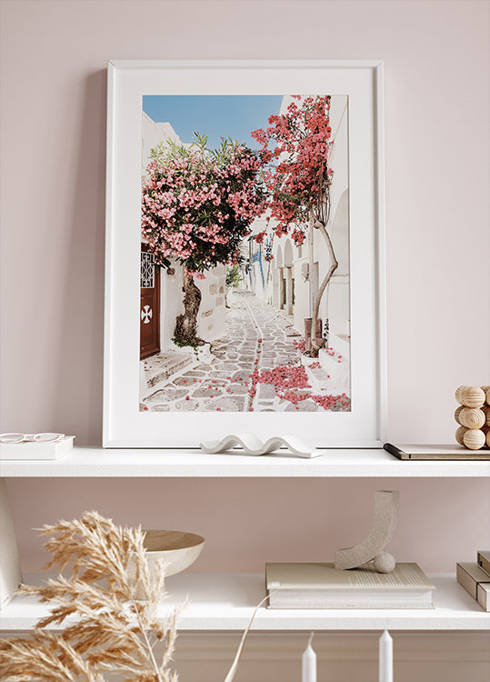 Pink Flower Trees in a Picturesque Alley Plakat - Posterbox.dk