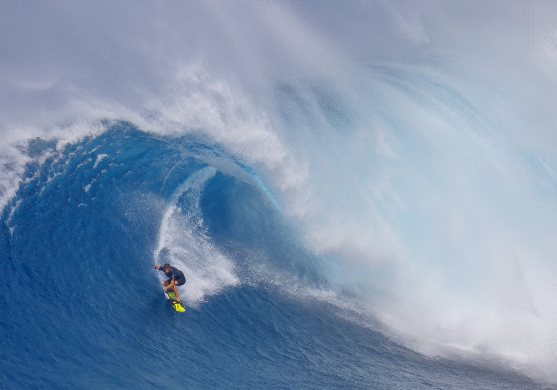 Surfer reitet auf großer Welle