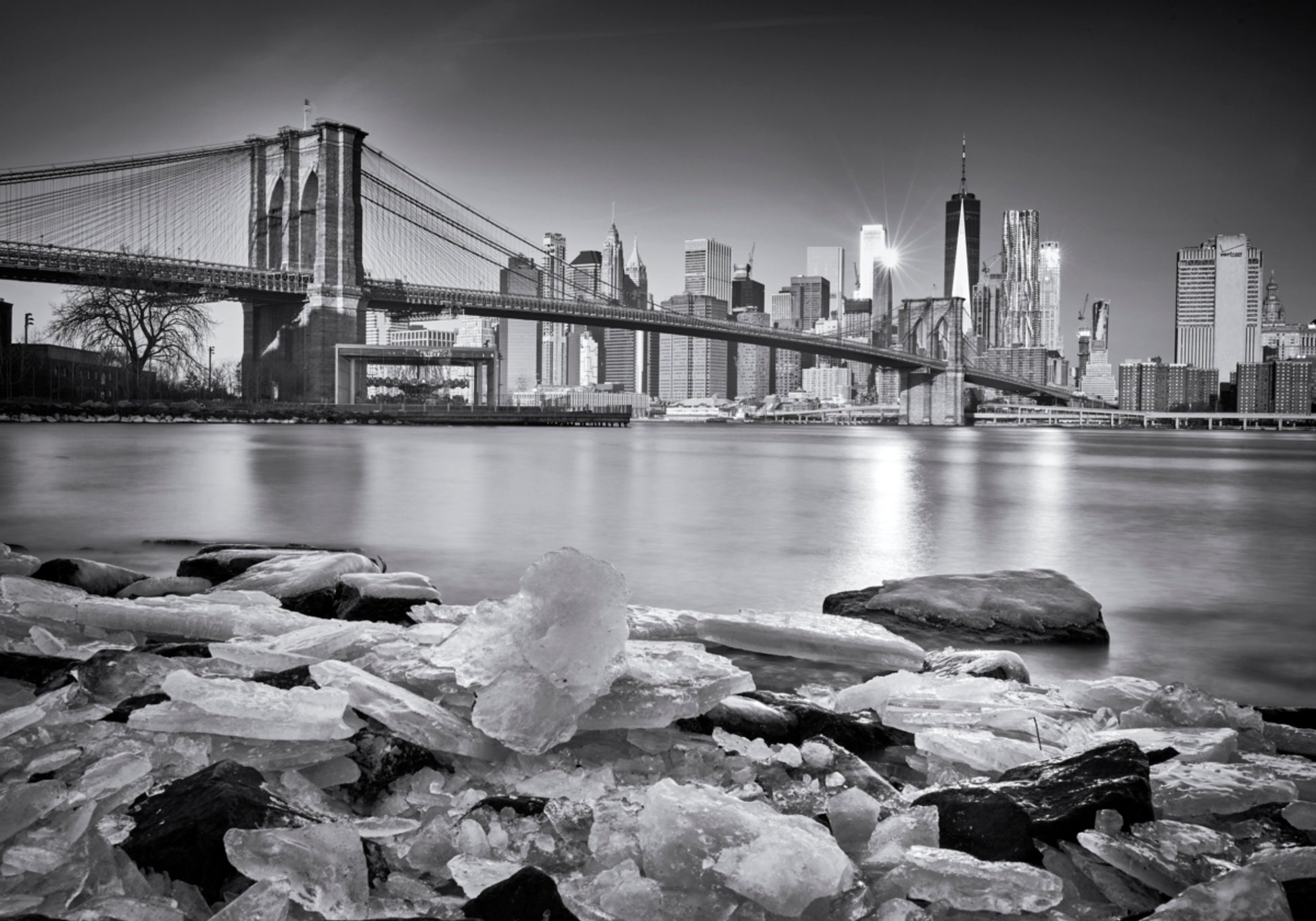 Blick auf die Brooklyn Bridge im Winter