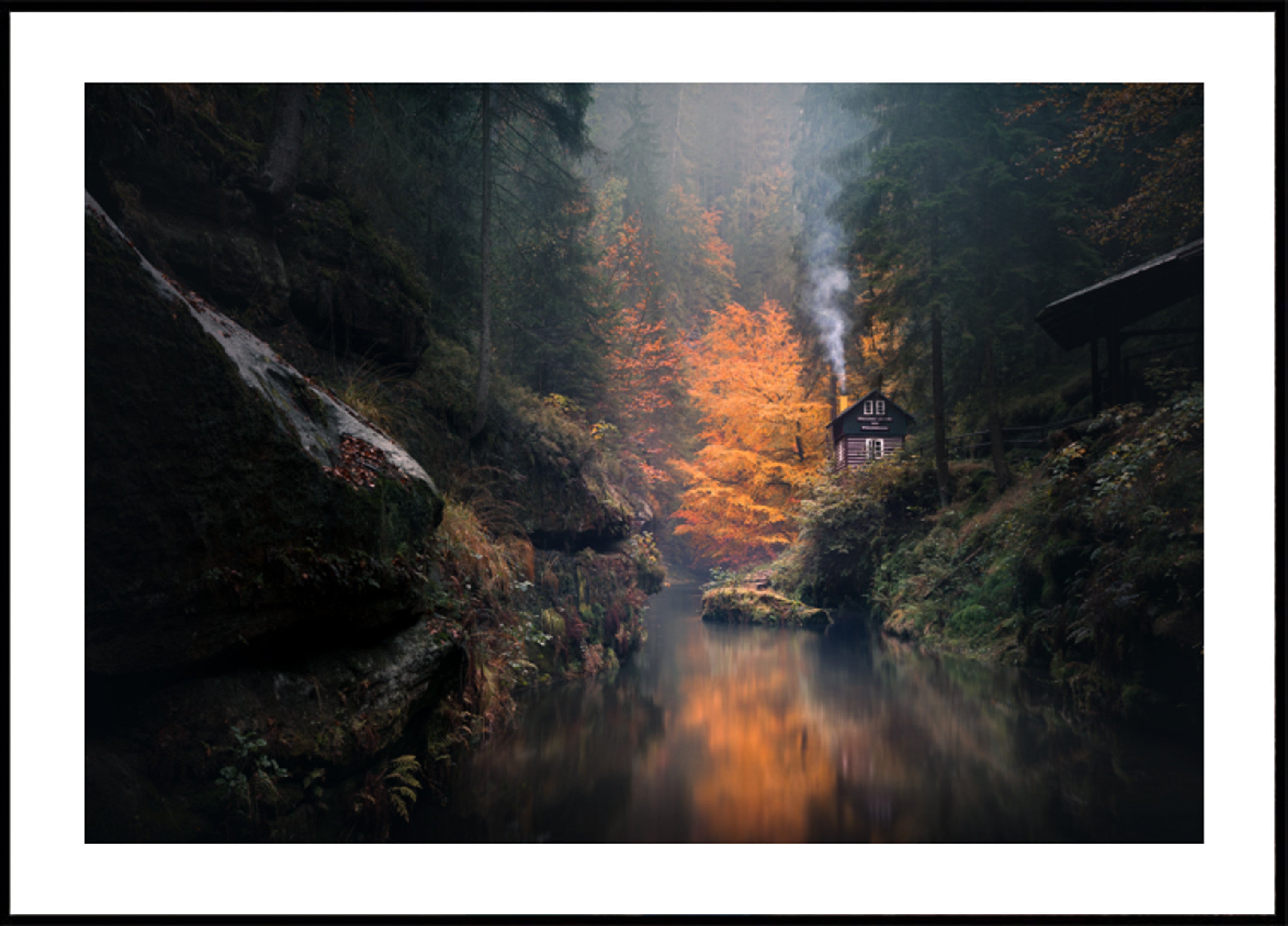 Neblige Herbsthütte