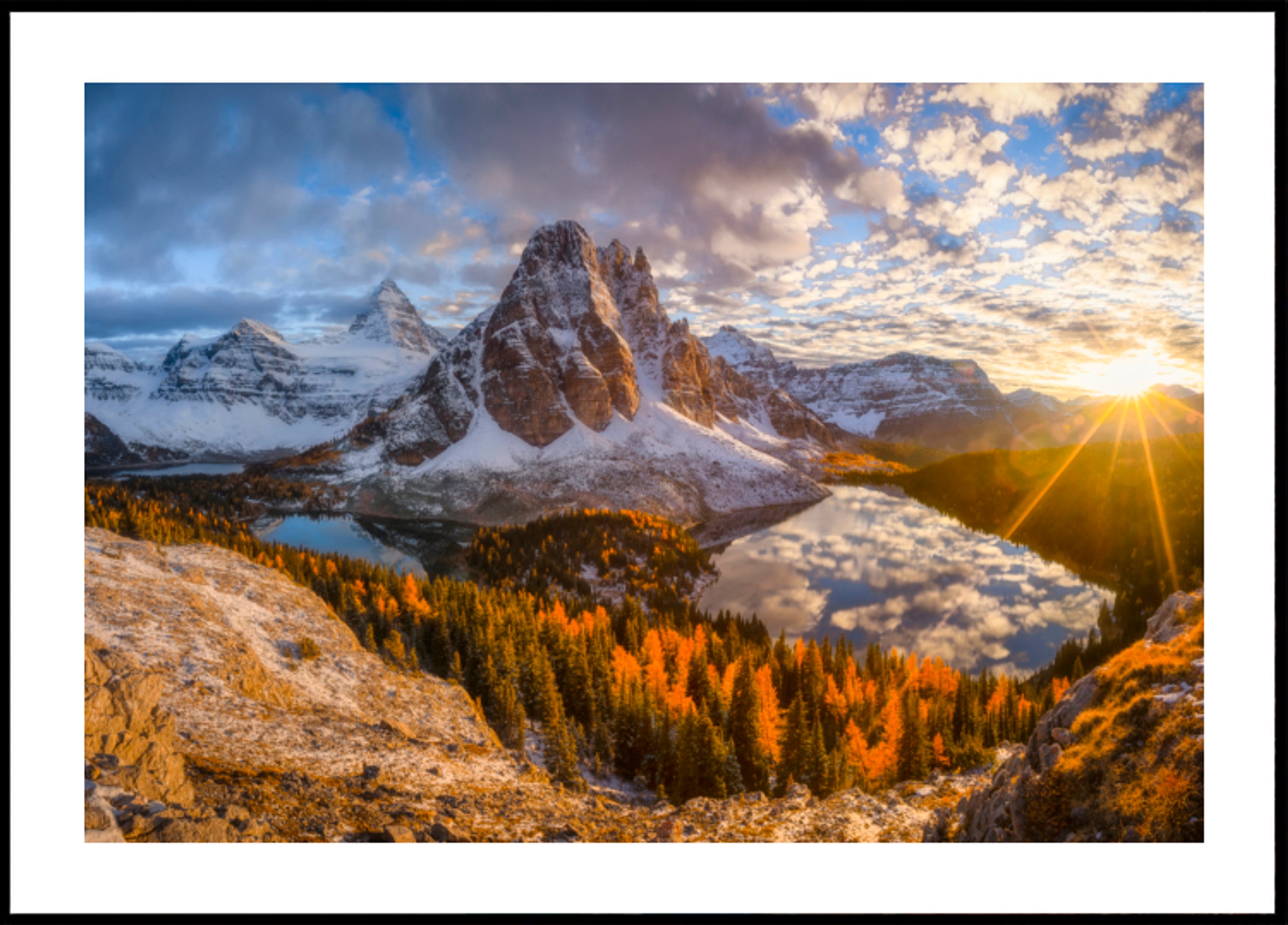 Goldener Bergsee-Sonnenaufgang