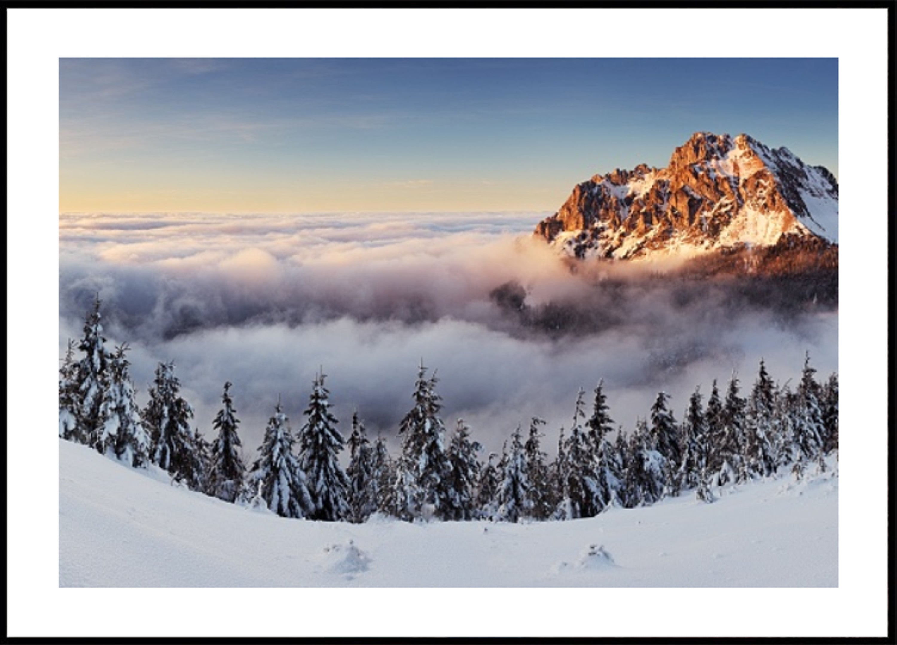 Goldener Berg über Wolken